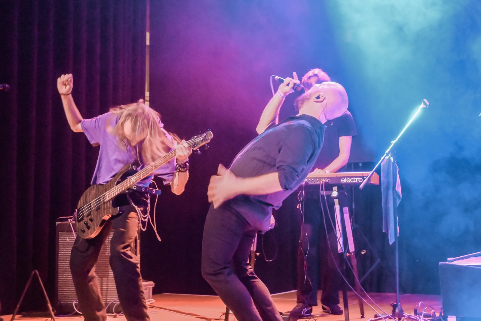 Bruno Ferreira Dias und Fabian Kühne von Purple Iris live in Burgdorf, beide nach hinten gelehnt