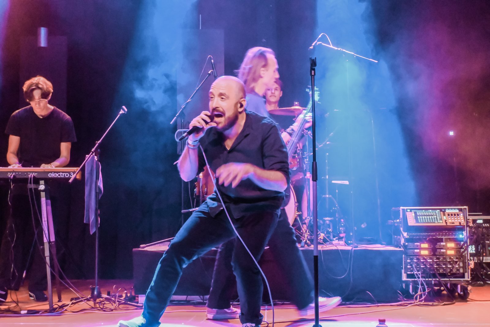 Bruno Ferreira Dias singt, links Pascal Pfenninger an den Keys, Purple Iris live in Burgdorf
