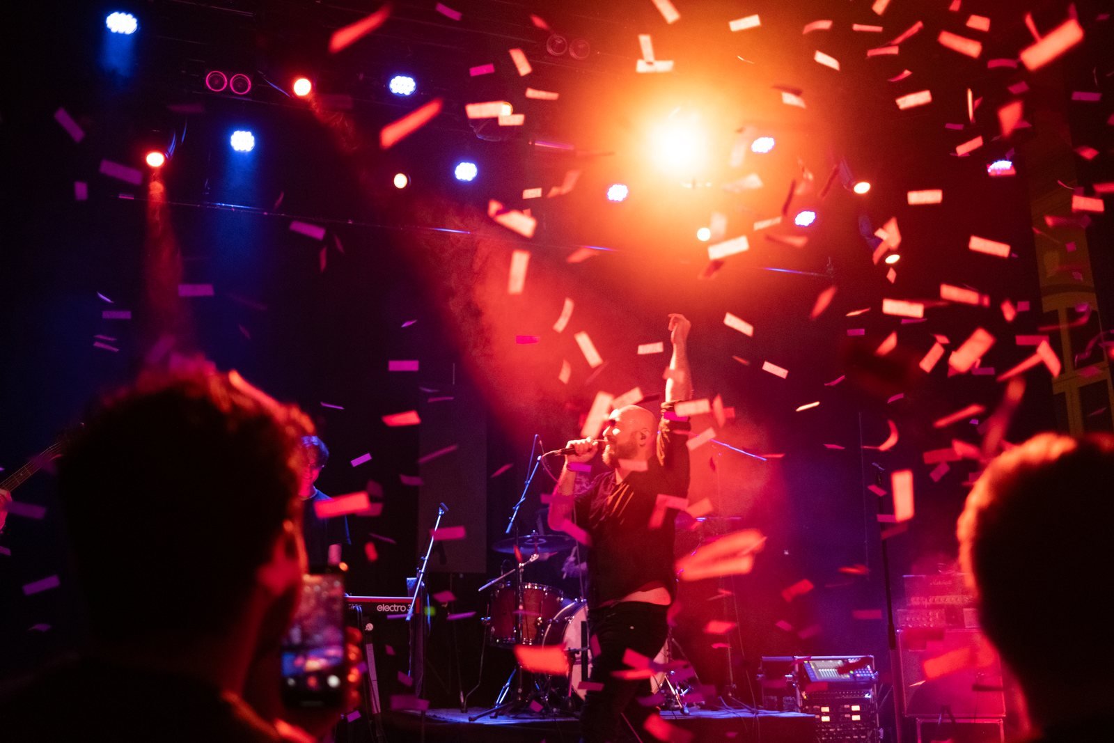 Purple Iris live in der Kulturhalle Sägegasse Burgdorf, Konfetti über Bühne und Publikum